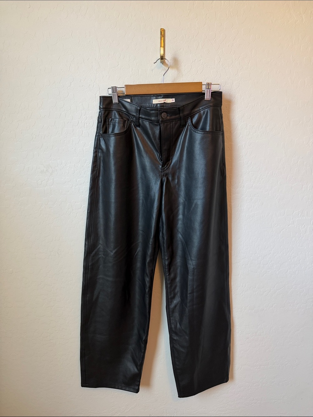 Levi’s FAUX LEATHER BAGGY DAD WOMEN'S PANTS SIZE 26 - Picture 2 of 5